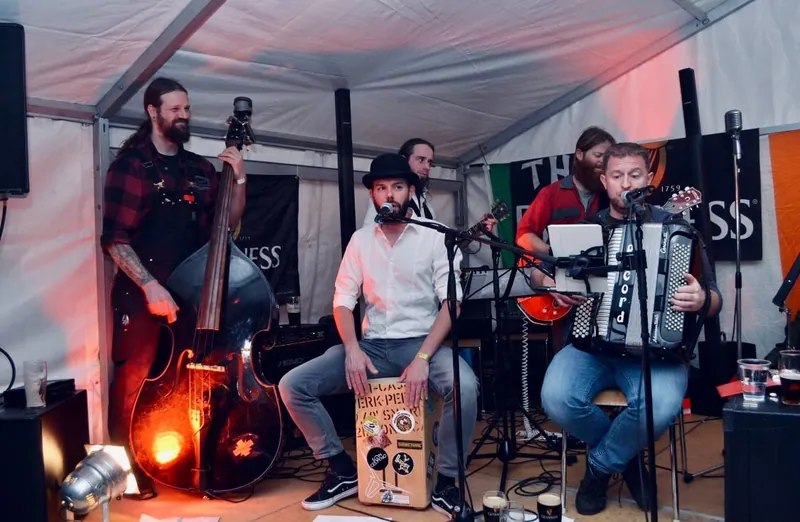 The Beguinness live im Aussenzelt