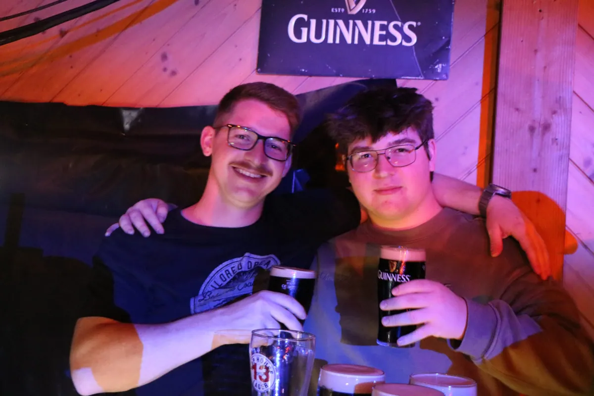 Zwei Gäste stossen mit Guinness an der Irish Night 2025 an